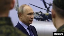 Vladimir Putin vorbește cu piloți ai aviației ruse la Torjok, regiunea Tver, 27 martie 2024.