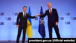 Президент України Володимир Зеленський (ліворуч) і генеральний секретар НАТО Єнс Столтенберґ. Брюссель, 16 грудня 2021 року 