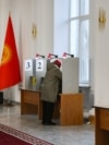 Год назад в Кыргызстане состоятся выборы депутатов городских и сельских кенешей. Избирательный участок в Бишкеке.