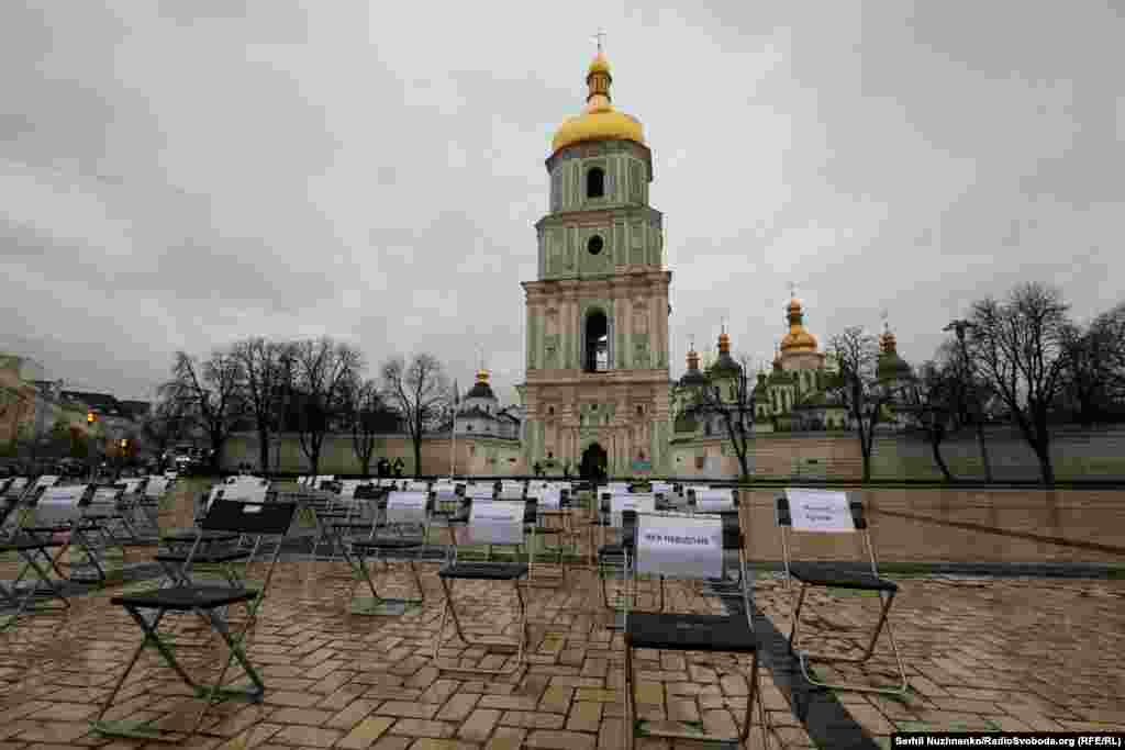 Ğayıp olğan, apiske alınğan ya da Rusiyeniñ Ukrayinağa qarşı cenki sebebinden apiske oğrağan jurnalist, yazıcı, medeniyet erbapları ve aq qorçalayıcılarğa qoltutmaq maqsadınen er yıl keçirilgen “Boş kürsüler” aq qorçalayıcı aktsiyası 2025 senesi noyabrniñ 15-nde olıp keçti. Tedbirni Ukrayina PENi ve Vatandaş serbestlikleri merkezi teşkil ettiler
