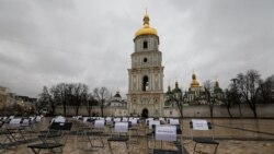 Ğayıp olğan, apiske alınğan ya da Rusiyeniñ Ukrayinağa qarşı cenki sebebinden apiske oğrağan jurnalist, yazıcı, medeniyet erbapları ve aq qorçalayıcılarğa qoltutmaq maqsadınen er yıl keçirilgen “Boş kürsüler” aq qorçalayıcı aktsiyası 2025 senesi noyabrniñ 15-nde olıp keçti. Tedbirni Ukrayina PENi ve Vatandaş serbestlikleri merkezi teşkil ettiler
