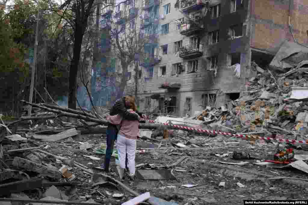 На руинах разрушенного дома в Киеве