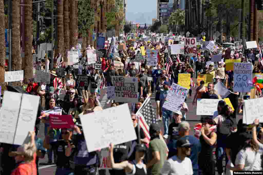 Хода протестувальників під час акції протесту «Ні королям» біля Капітолію штату Арізона у Феніксі, Арізона, США, 18 жовтня 2025 року