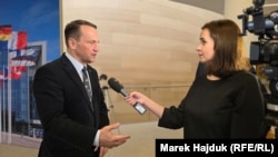 Очільник МЗС Польщі Радослав Сікорський під час інтервʼю Радіо Свобода в Брюсселі, Бельгія, 3 грудня 2025 року