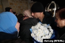 Кримчанина Рустема Абільтарова зустрічають у Криму після відбування покарання у російській в'язниці у справі «Хізб ут-Тахрір», 12 лютого 2025 року. Фото «Кримської солідарності»