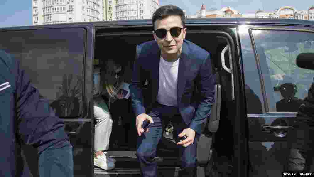 Böyle ise er şey başlana edi. Ukraina prezidenti namzeti Volodımır Zelenskıy apayınen saylav bölügine saba saat 11-lerde keldi. Zelenskıy başta jurnalistlerge bülletenini kösterdi, amma soñ tez saqladı, çünki bu - saylav qaideleriniñ bozuluvıdır