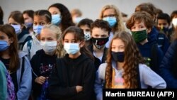 Илустративна фотографија - Ученици носат заштитни маски додека слушаат предавање во средното училиште Франсоа-Жиру во Винсен, источно од Париз. 