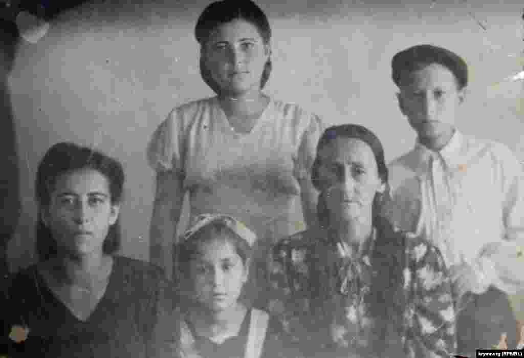 Сім'я Зумріє-ханум потрапила в Маргилан, місто в Ферганській області Узбекистану. Родині довелося жити в бараках, де в кімнаті тулилося по 6-7 сімей. На чужині місцеві жителі зустрічали кримських татар вилами і кирками. &laquo;Їм розповіли, що їдуть погані люди, які зрадили свою Батьківщину&raquo;, &ndash;&nbsp;пояснює Зумріє-ханум