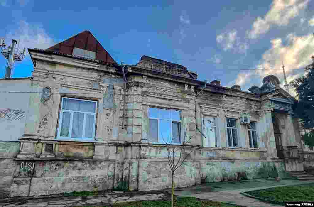 Eski şeerniñ çetinde, Aqmescitteki Lenin ve Studençeskaya soqaqlarınıñ kesişüvinde eski ev, 2025 senesi yanvar ayı