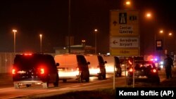 Bosanski državljani prilikom povratka iz Sirije pod jakim obezbeđenjem napuštaju aerodrom u glavnom gradu Sarajevu, u BiH 19. decembra 2019.