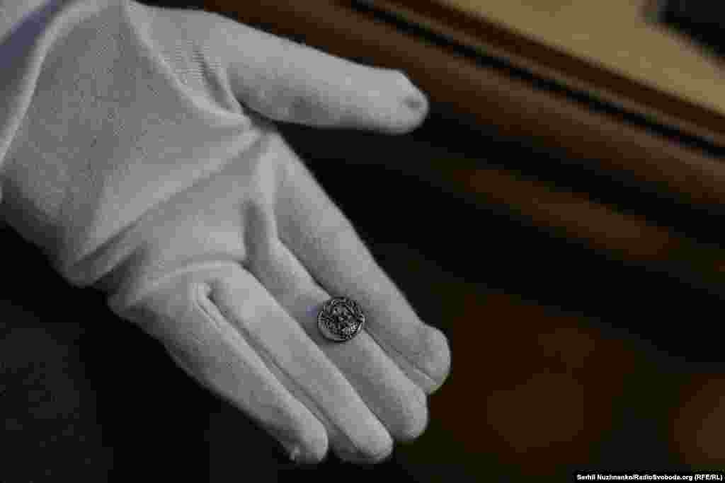 Драхма, Пантикапей – древнегреческий полис (на месте современной Керчи), III–IV вв. до н. э. Самой многочисленной частью дара является коллекция монет – около 6 тысяч предметов от античности до позднего средневековья. Особый интерес представляют монеты греческих государств Северного Причерноморья – Ольвии, Пантикапея, Херсонеса и монетные гривны княжеской Руси XI–XIV веков