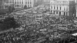 Dincolo de baricadă | Noaptea de 21-22 Decembrie 1989 în București, povestită de protestatari bătuți și închiși la Jilava

