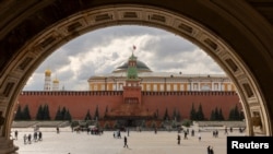 Potrivit agențiilor de presă, biletele de avion din Moscova cu destinația Tbilisi (Georgia) sau Istanbul (Turcia) s-au epuizat pentru săptămâna asta. Miercuri după amiază, singurele zboruri valabile de săptămâna viitoare pe site-ul companiei Aeroflot erau către Istanbul.