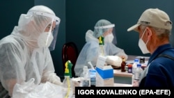 Күндүзгү стационарлардын биринде дарыгер бейтапты кабыл алып жатат.  2020-жылдын 16-июлу.