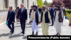 Вице-премьер Казахстана Серик Жумангарин (второй слева) в ходе визита в Афганистан в апреле встретился с чиновниками правительства «Талибана»