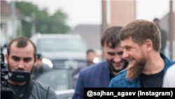 Хусейн Агаев (сзади справа) на встрече с Рамзаном Кадыровым в Грозном, скриншот из инстаграма Агаева