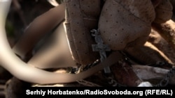 Хрестик на останках російського військовослужбовця