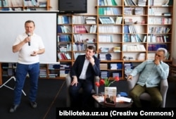 Виступ Ужгородського міського голови Богдана Андріїва на презентації видання. Сидять: автор Роман Офіцинський (посередині) і модератор Олександр Гаврош