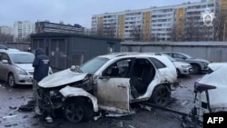 Истражител на местото на експлозијата на автомобил-бомба во јужна Москва, 22 декември 2025 година