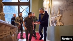 Президент України Володимир Зеленський (л) і канцлер Австрії Карл Негаммер, Київ, 9 квітня 2022 року