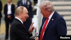 Президент США Дональд Трамп та лідер РФ Володимир Путін перед переговорами на військовій базі Елмендорф-Річардсон в Анкориджі, Аляска, США, 15 серпня 2025 року