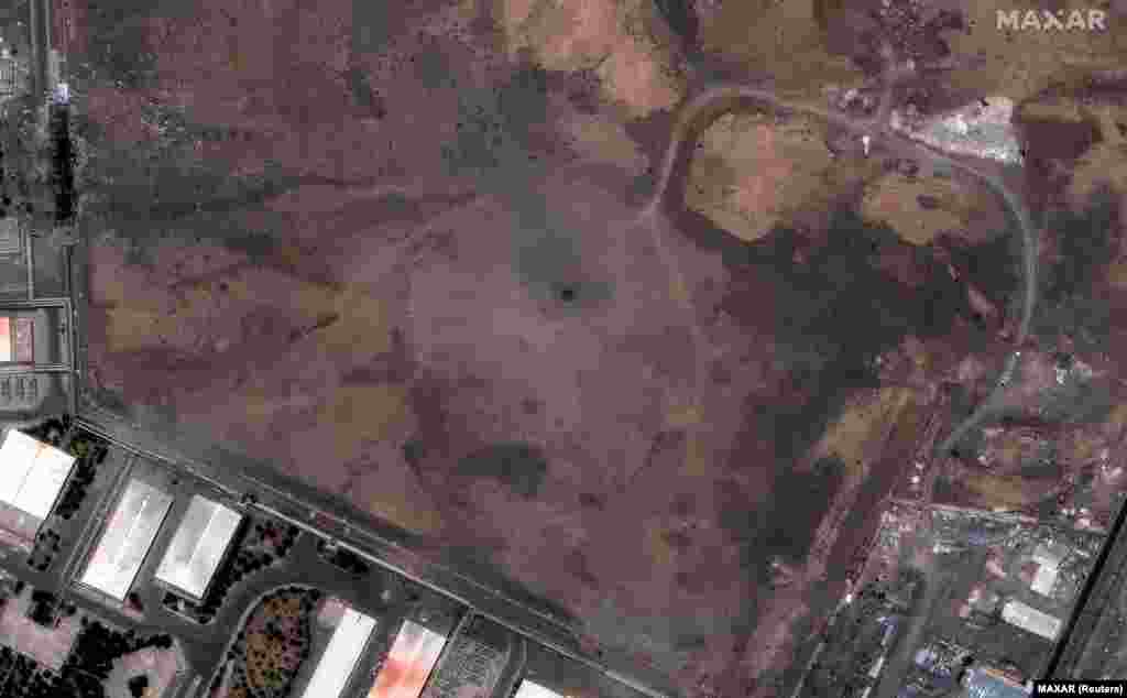 На этом спутниковом снимке от 15 июня –обогатительная установка в Натанзе, снимок справа был сделан 22 июня, на нем виден кратер, образовавшийся после ударов США