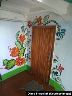 Під'їзд, який Олена розмалювала в Україні