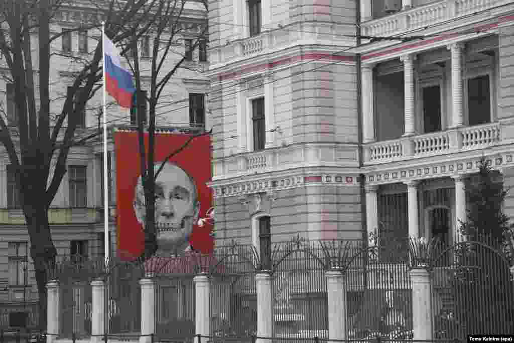 Изображение скелета президента России Владимира Путина на здании напротив посольства России в Риге (Латвия). Январь 2023 года