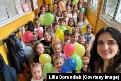 Ліля Дорундяк з українськими дітьми