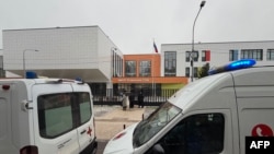 Машины скорой помощи у школы в посёлке «Горки-2»