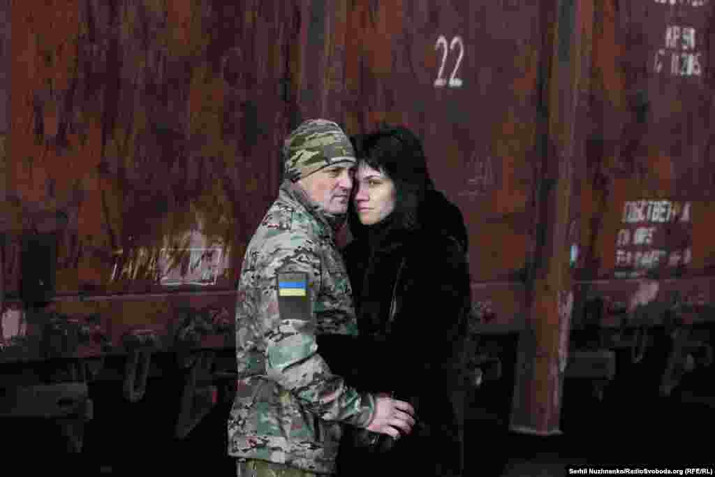 Пара прощається на пероні вокзалу в Краматорську