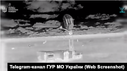 Скріншот з відео ГУР МО України, на якому дрон завдає удару по РЛС 39Н6 «Каста-2Е2» у Криму