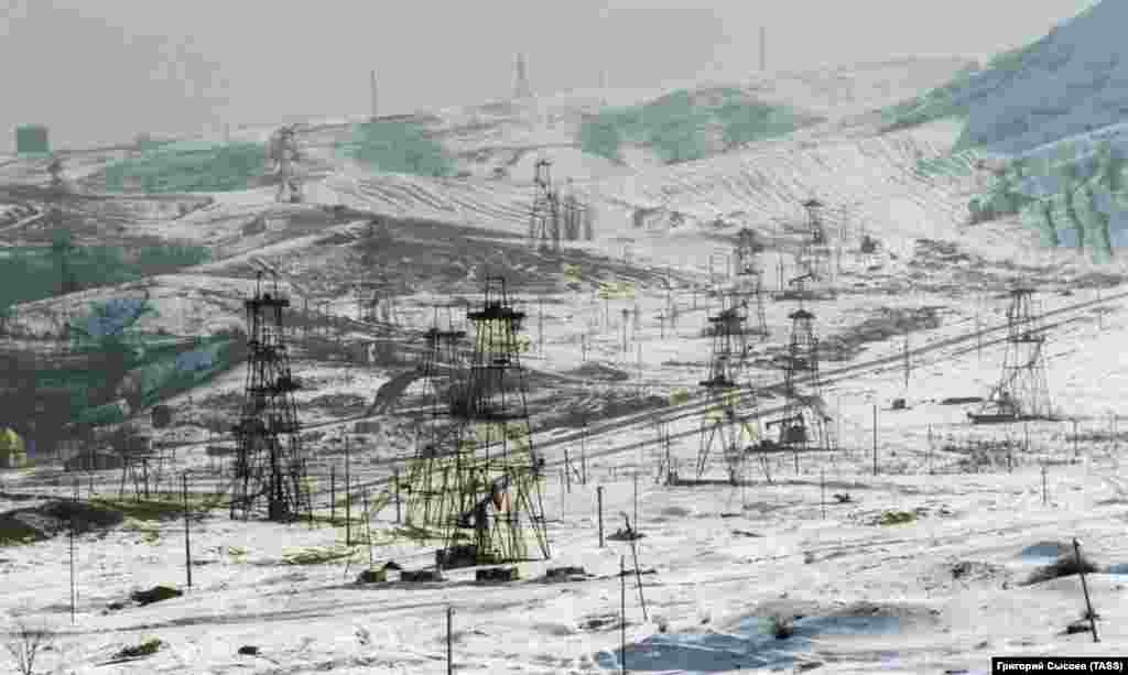 Нафтові поля в Чечні. Це один із кількох нафтовидобувних регіонів Росії, через її територію також пролягає нафтопровід. Російські військові, за повідомленнями, наживалися на нафтовому багатстві Чечні в 1990-х роках