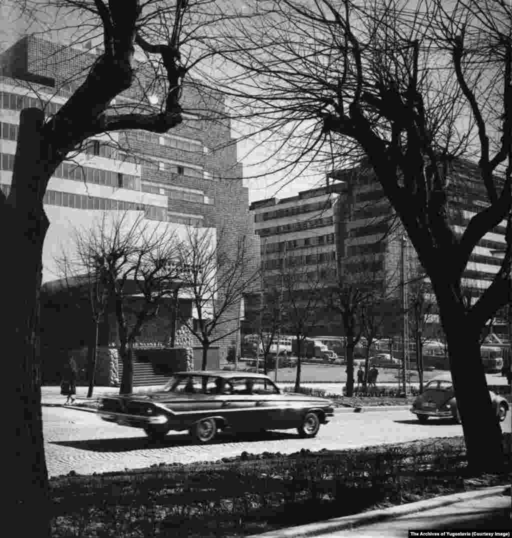 Здание Генерального штаба в центре Белграда, сфотографированное вскоре после завершения его строительства в 1965 году. Здание было специально построено для размещения в нем штаба югославских вооруженных сил и спроектировано так, чтобы имитировать каньоны, окружающие реку Сутьеска в современной Боснии и Герцеговине, где произошла ключевая битва Второй мировой войны