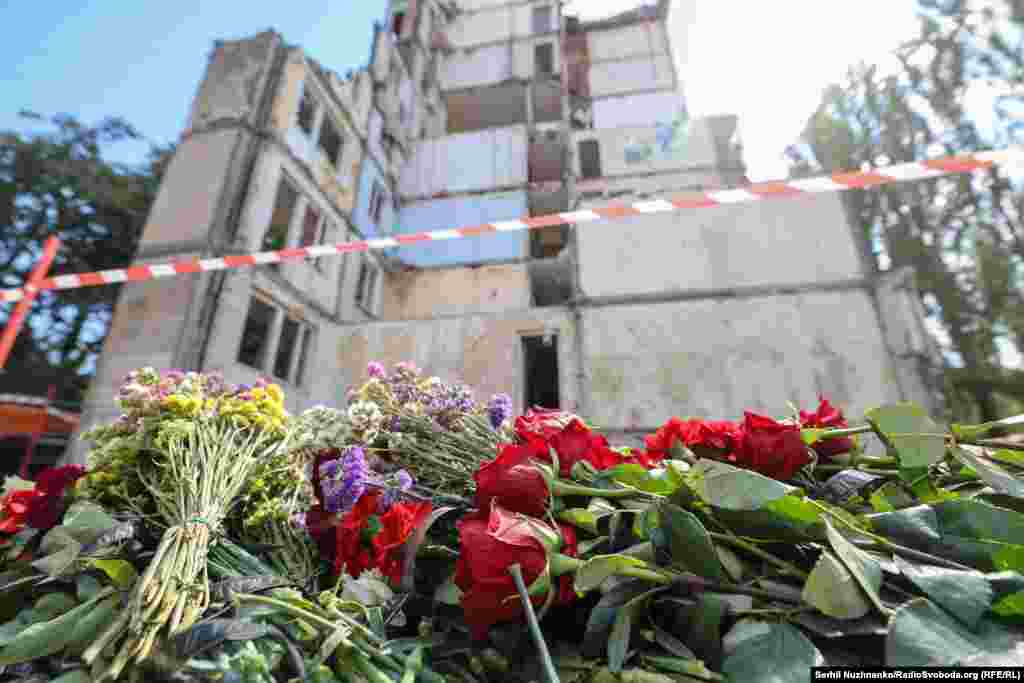 Керівництво Росії раніше заперечувало, що російська армія завдає цілеспрямованих ударів по цивільній інфраструктурі міст і сіл України, убиваючи цивільне населення. Українська влада і міжнародні організації кваліфікують ці удари як воєнні злочини Російської Федерації і наголошують, що вони мають цілеспрямований характер