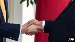 Изменение цвета кожи на руке Трампа на встрече летом 2025 года. Комментируя вопросы о недавних синяках на руке Трампа, пресс-секретарь Каролин Левитт заявила о "незначительном раздражении мягких тканей из-за частых рукопожатий и использовании аспирина для профилактики".