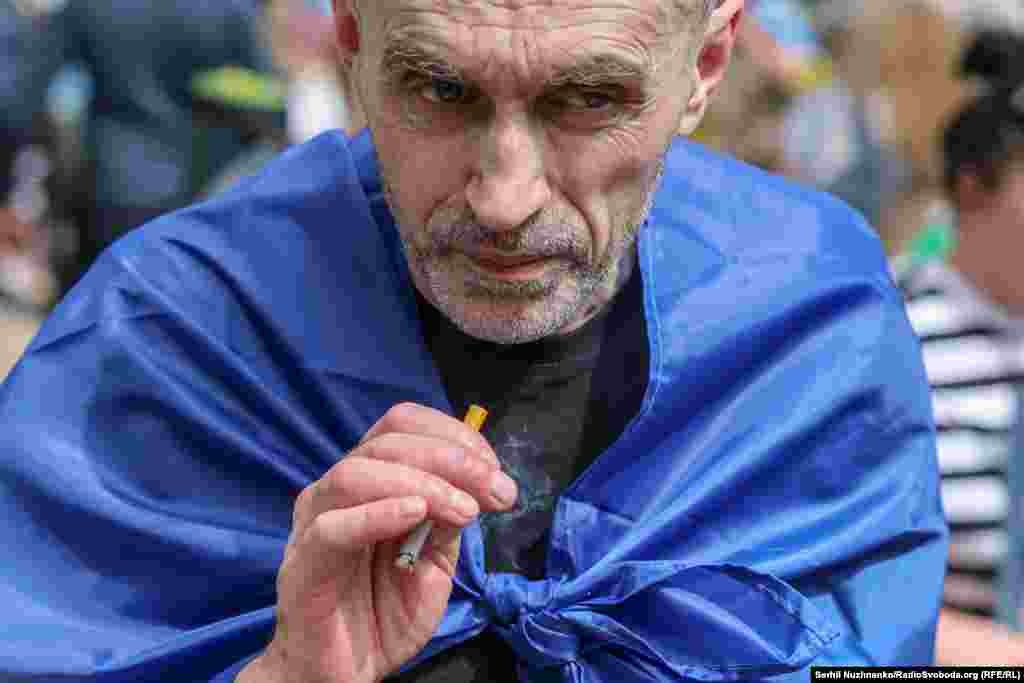 «Усе добре, вдома опинився», – сказав кореспондентці Радіо Свобода звільнений Олександр. Чоловік пробув у полоні без двох місяців три роки