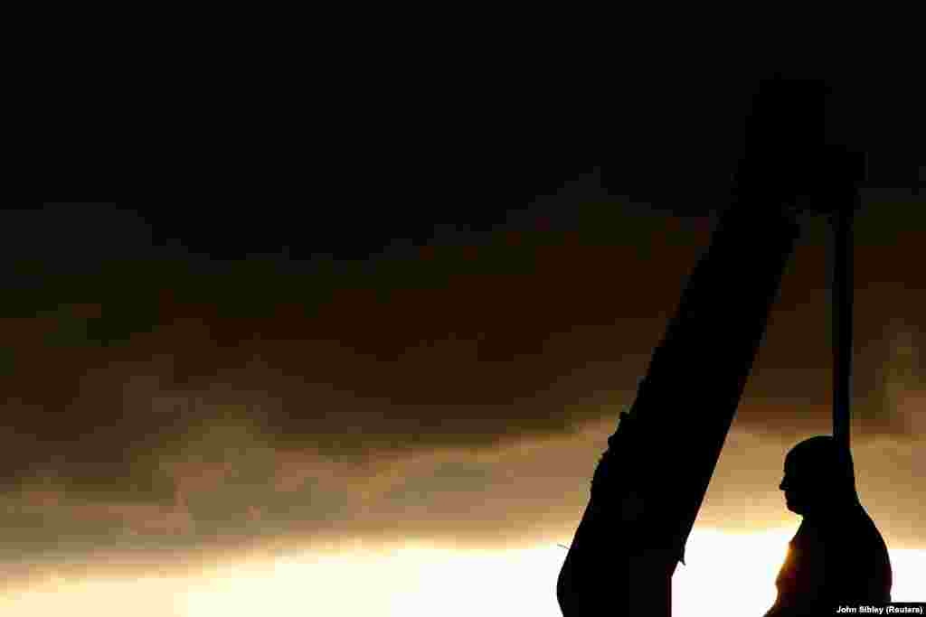 Отстранување на статуа на Роберт Милиган во Лондон.