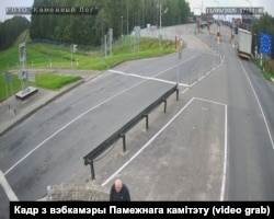 Мікалай Статкевіч на беларуска-літоўскай мяжы ў Каменным Лагу. Кадар з камэры назіраньня. 11 верасьня 2025 году