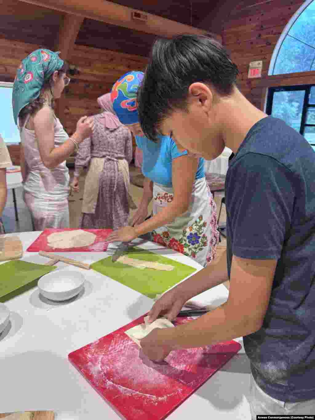 Аш остаханәсендә балалар токмач кисәргә, өчпочмак ясарга өйрәнде