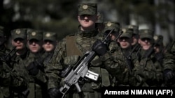 Pjesëtarë të FSK-së gjatë ceremonisë në shkënimin e 27-vjetorit të vrasjes së komandantit të UÇK-së, Adem Jashari. 
