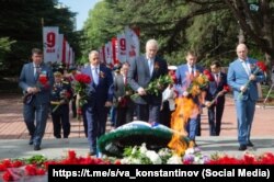 Церемония возложения цветов к Вечному огню в честь «Дня Победы» в парке имени Гагарина в Симферополе, 9 мая 2025 года