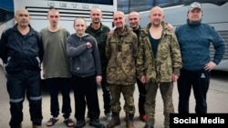 Обмен пленными 24 августа 2025 года. Третий справа – Владимир Миколаенко