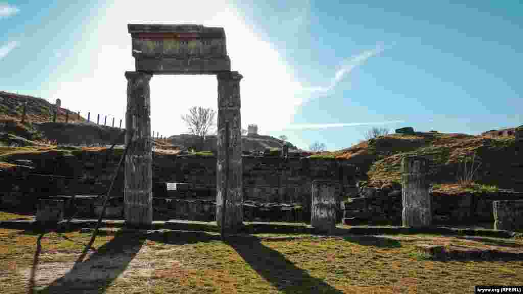 Руїни Пантікапея на горі Мітрідат у Керчі є пам'яткою культурної спадщини національного значення України