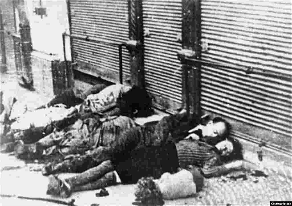 Documentelor oficiale arată că, în doar câteva zile, între 27 și 30 iunie 1941, la Iași au fost uciși 13.266 de evrei, inclusiv copii.&nbsp;&bdquo;Ca urmare a unui ordin 'de curăţare a terenului' din 18 iunie, dat de Antonescu, evreii din spaţiul rural din Moldova au fost ori ucişi, ori deportaţi în oraşe sau în lagărul de la Târgu Jiu. În Iaşi, în zilele de 27-29 iunie, autorităţile locale, din armată, poliţie şi prefectură, au emis ordine şi comunicate în care populaţia evreiască era acuzată public şi direct că ajută inamicul, trăgând în trupele române şi germane şi semnalizând ţintele avioanelor sovietice",&nbsp;spune istoricul Adrian Cioflână pe pagina pogromuldelaiasi.ro.