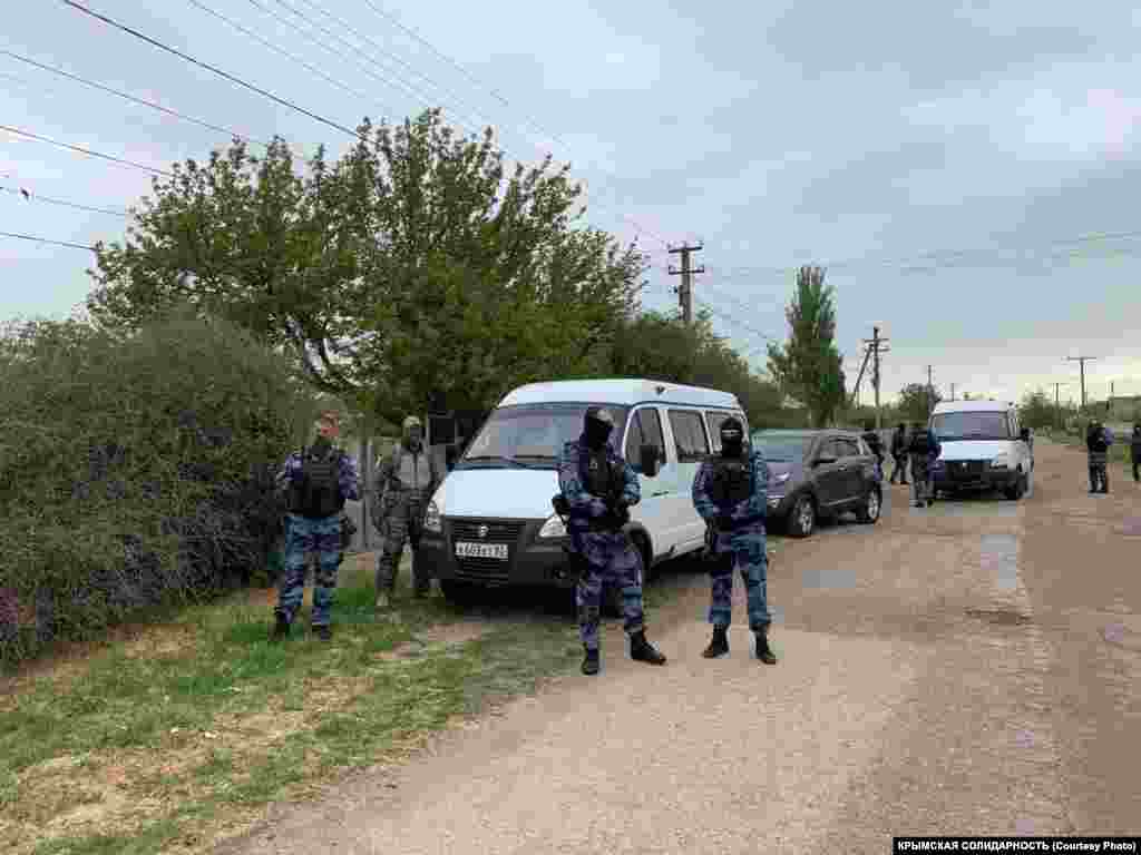 У селі Завітне Совєтського району, де живе сім'я Рахімова, обшуки почалися близько 6 ранку