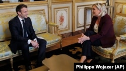 Ֆրանսիայի նախագահ Էմանյուել Մակրոնը Ելիսեյան պալատում ընդունում է ազգայնական գործիչ Մարին Լը Պենին, Փարիզ, արխիվ