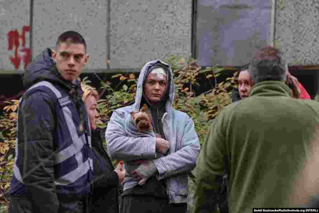 Жителі Деснянського району біля будинку, в який влучив ударний безпілотник армії РФ