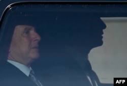 Спецпосланник США Стив Уиткофф (слева) и зять президента США Дональда Трампа Джаред Кушнер в машине в Берлине, Германия, 15 декабря 2025 года