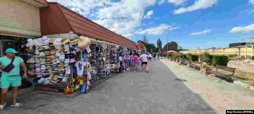 Торговые ряды в Феодосии «скучают» без клиентов